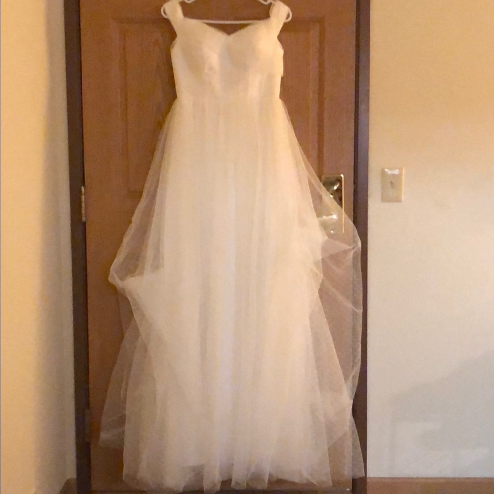 ✨New Love, Yu white off the shoulder gown✨